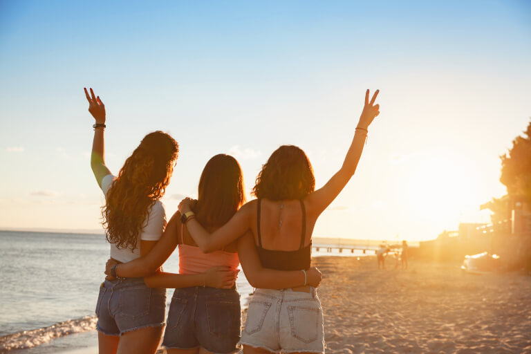 Tre kvinnor som är vänner och poserar för ett foto tillsammans