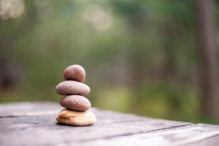 Stenar staplade på en hög som representerar meditation och mindfulness