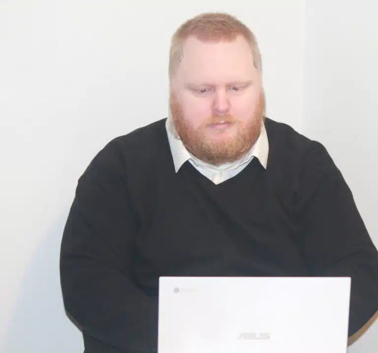 Frilansskribent Sebastian Liljegren sitter vid en dator och skriver