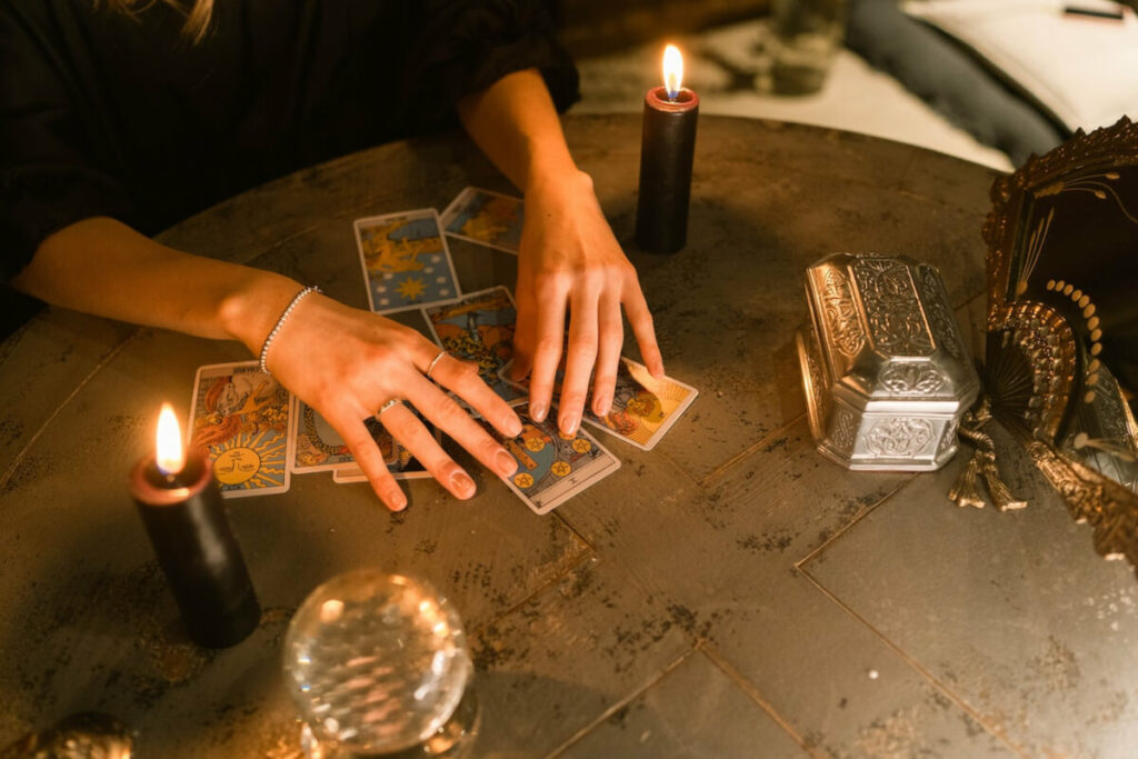 Kvinna som ägnar sig åt tarot genom att lägga tarotkort